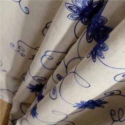 Amerikansk Simpelt Gardin, Målesyet Gardin, Blåt Broderi, Isoleret, Blødt Bomulds- Og Hørstof