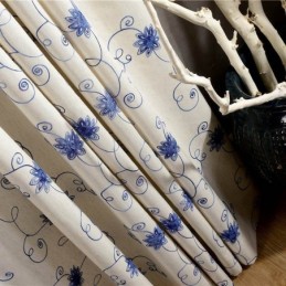 Amerikansk Simpelt Gardin, Målesyet Gardin, Blåt Broderi, Isoleret, Blødt Bomulds- Og Hørstof
