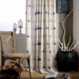 Amerikansk Simpelt Gardin, Målesyet Gardin, Blåt Broderi, Isoleret, Blødt Bomulds- Og Hørstof