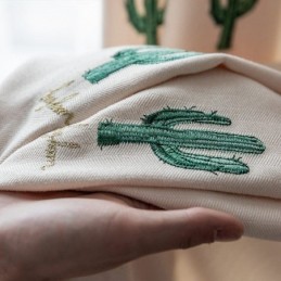 Gardiner I Børnestil Med Broderet Kaktus